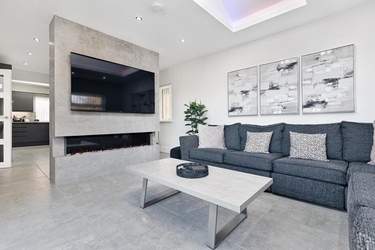 Luxury Property With Hot Tub And Sea Views Oystermouth Exterior photo