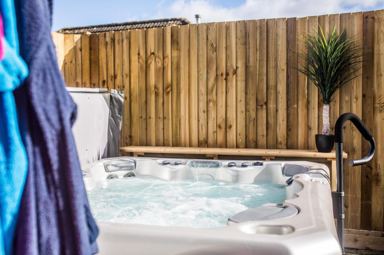 Luxury Property With Hot Tub And Sea Views Oystermouth Exterior photo