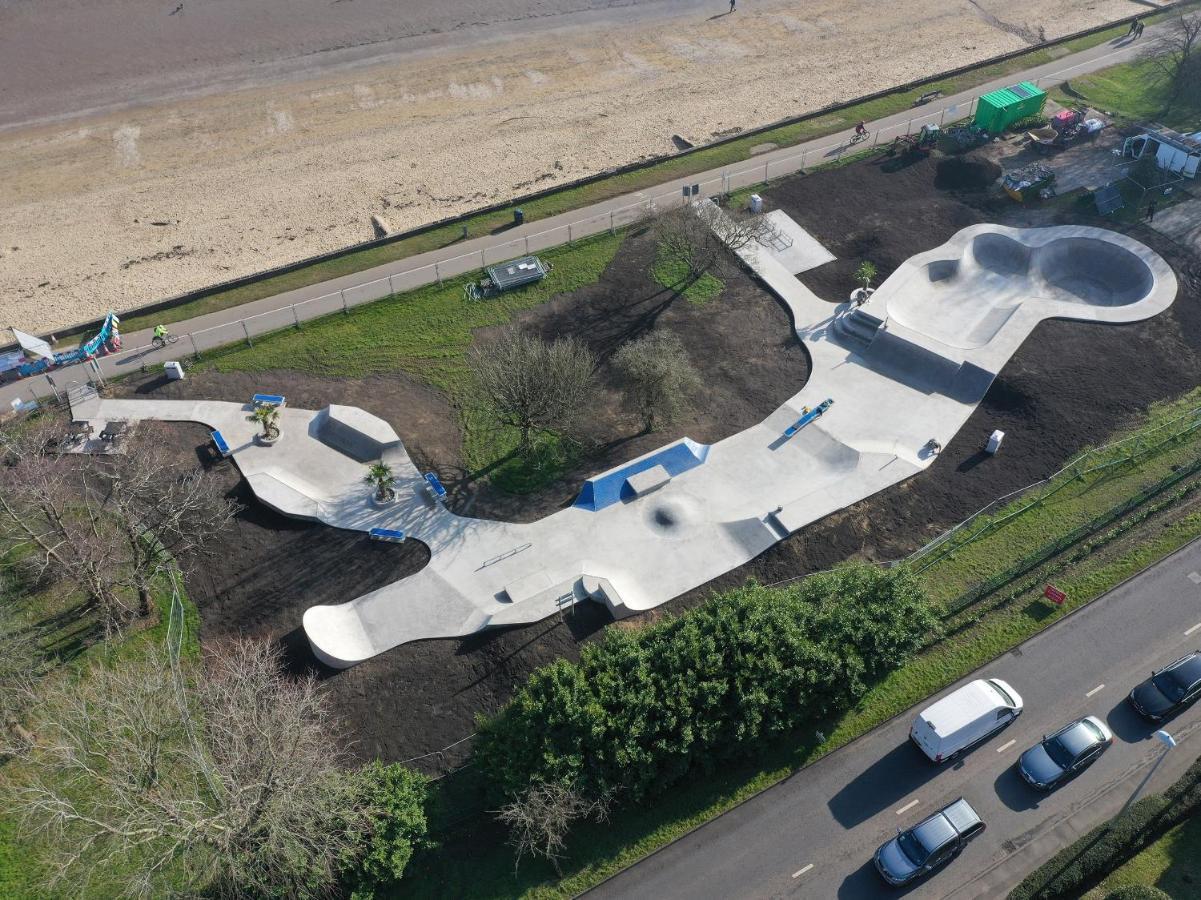 Luxury Property With Hot Tub And Sea Views Oystermouth Exterior photo